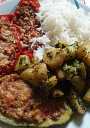 Una foto de Rellenos de zapallo y morrón con arroz y papas salteadas