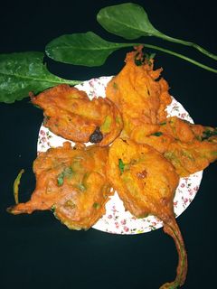 पालक के पकौड़े (Palak ke pakode recipe in Hindi) रेसिपी मुख्य फोटो