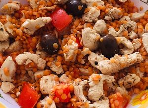 Una foto de Ensalada tibia de lentejas turcas, pollo, tomate y aceitunas negras