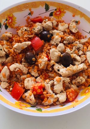 Una foto de Ensalada tibia de lentejas turcas, pollo, tomate y aceitunas negras