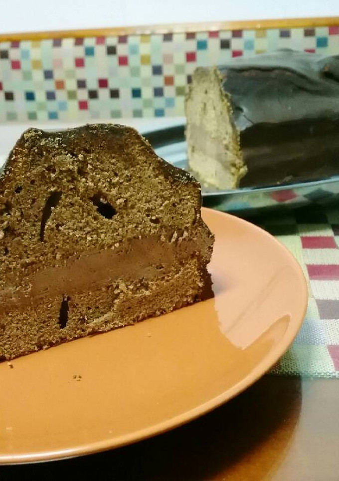Una foto de Bizcocho relleno de trufa y cubierto de chocolate (con licor)