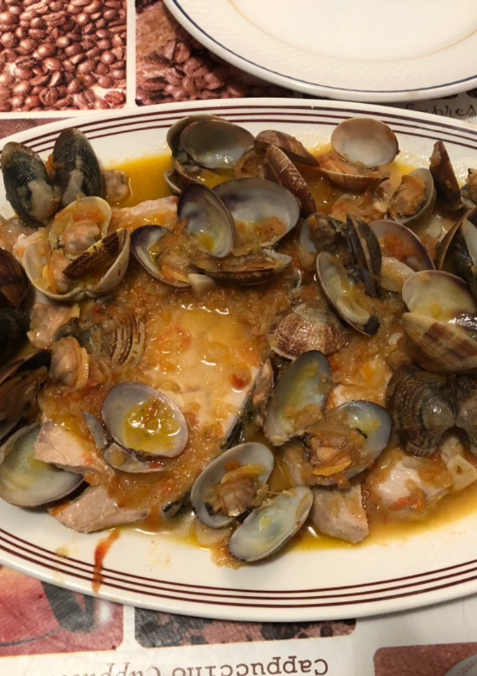Una foto de Emperador con almejas