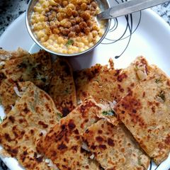 A picture of Veggies Parathas.