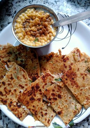A picture of Veggies Parathas.