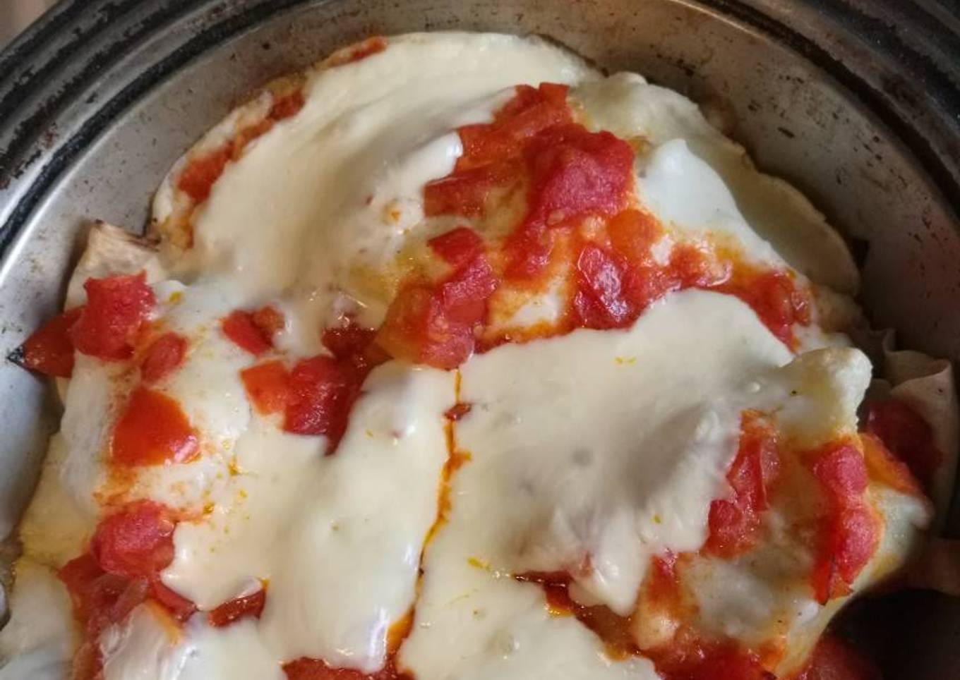 Crêpes de pollo y hongos con salsa mixta