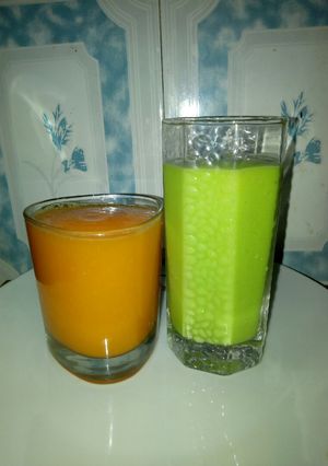 A picture of Avocado and paw paw smoothies.