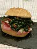 Panino carpaccio di manzo, pecorino al peperoncino e foglie di cavolo nero e uvetta sultanina