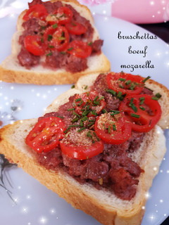Une photo de Bruschettas bœuf mozzarella tomates cerises 🍅