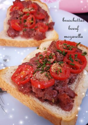 Une photo de Bruschettas bœuf mozzarella tomates cerises 🍅