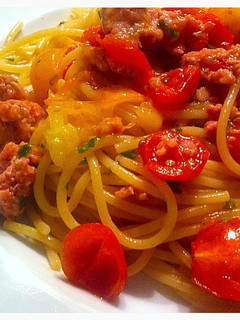 Una foto de Espaguetis Tomates Cherry y Salchicha