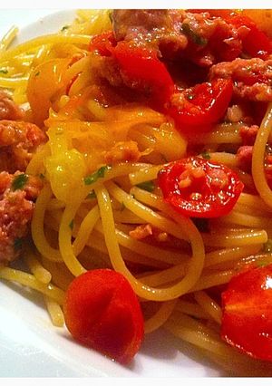 Una foto de Espaguetis Tomates Cherry y Salchicha