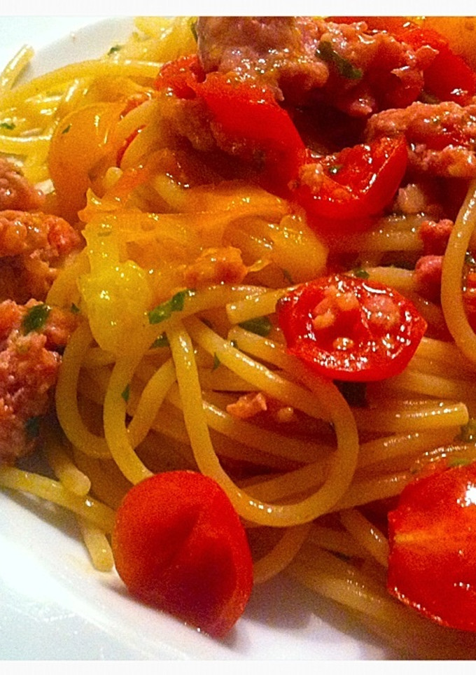Una foto de Espaguetis Tomates Cherry y Salchicha