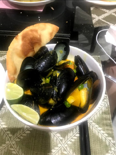 A picture of Curry Mussels.