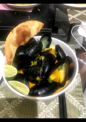 A picture of Curry Mussels.
