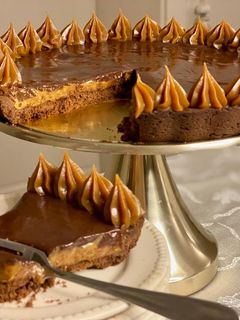 Una foto de 🇦🇷 TARTA TOFI: mucho dulce de leche y mucho chocolate (Argentina)