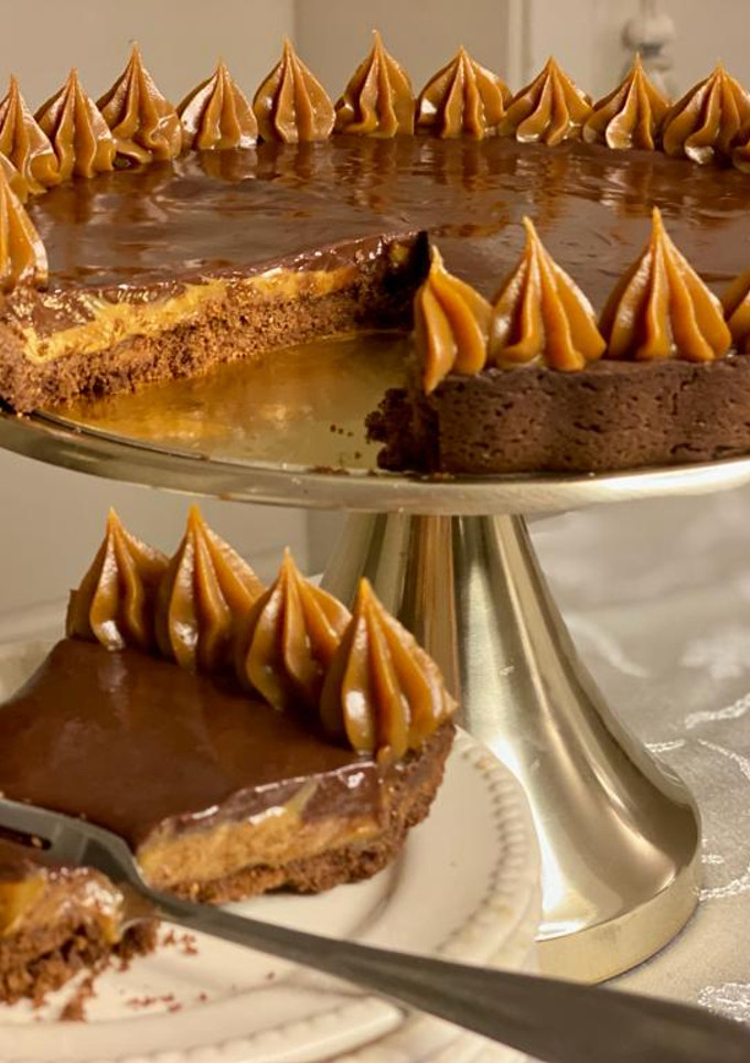 Una foto de 🇦🇷 TARTA TOFI: mucho dulce de leche y mucho chocolate (Argentina)