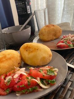 Una foto de Papas rellenas fritas
