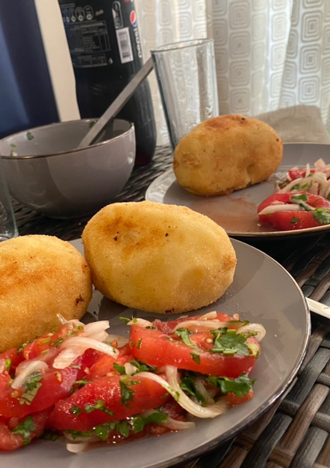 Una foto de Papas rellenas fritas