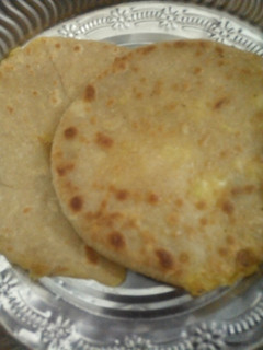 ஆலு பரோட்டா (Aaloo parotta recipe in tamil) செய்முறை முக்கிய புகைப்படம்