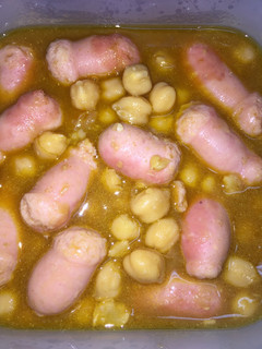 Una foto de Garbanzos con salchichas frescas
