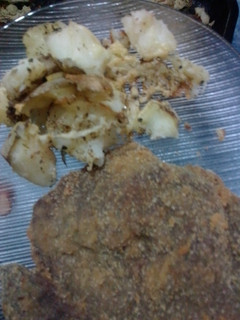 Una foto de Milanesa con papas estrelladas