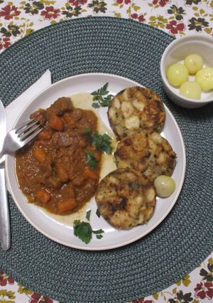 Francia 🇫🇷 vidéki marhapörkölt 🍖 pirított 🍞 zsemlés knédlivel 🍽️ recept fotója