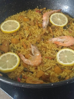 Una foto de Paella de marisco