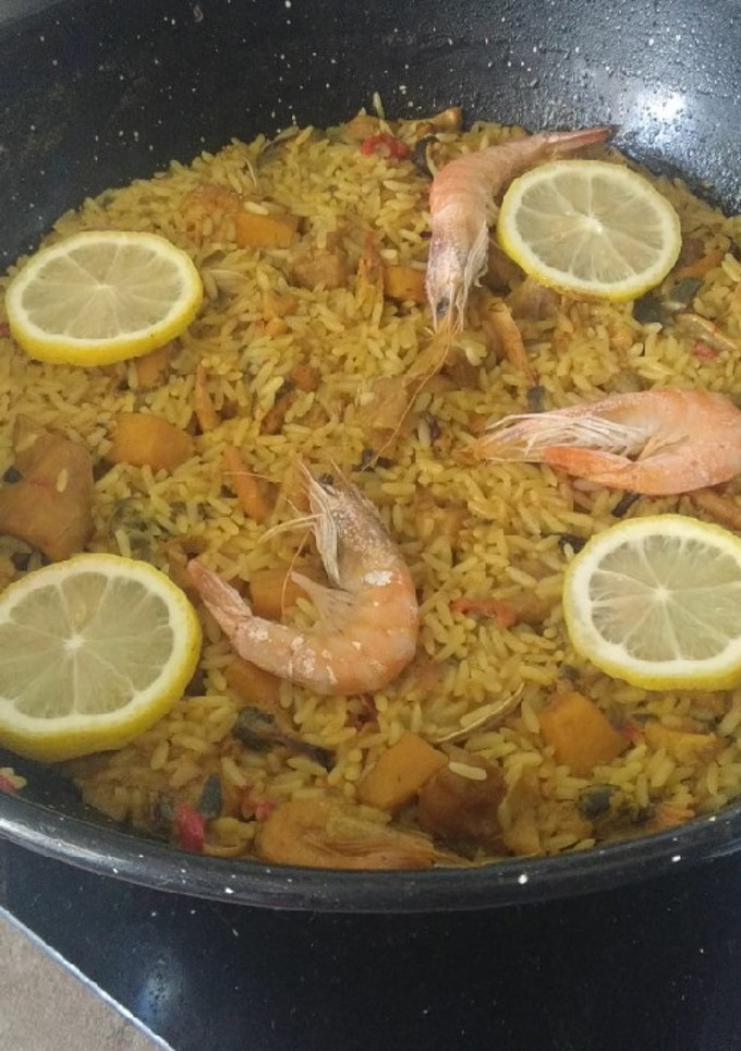 Una foto de Paella de marisco