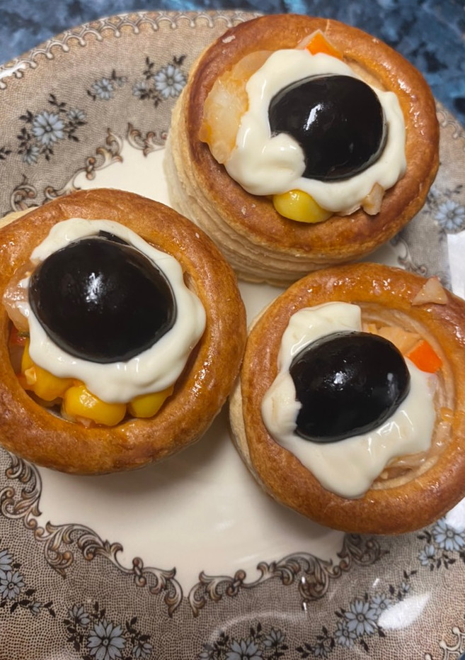 Una foto de Volovanes de surimi y maíz