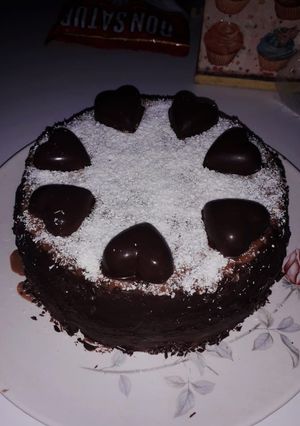 Una foto de Mini torta con bombones y coco rallado 🥥🖤