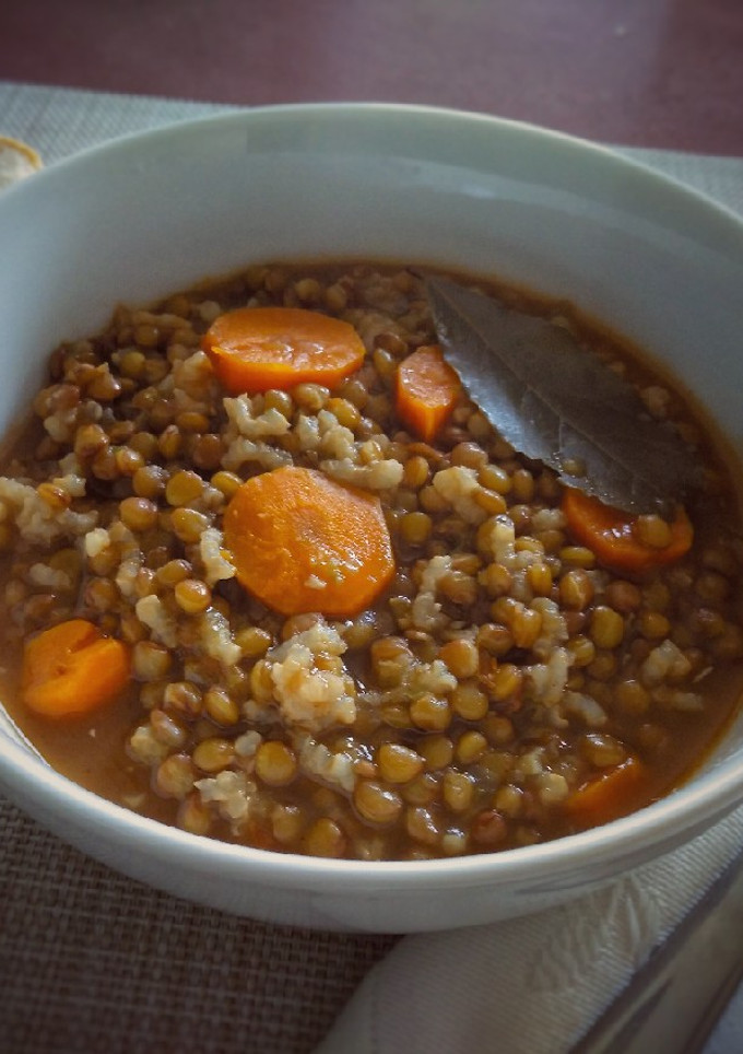 Una foto de Lentejas con arroz y verduras