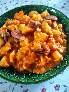 Paprikás krumpli, nokedlivel és házi kolbásszal recept fotója