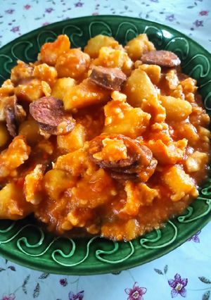 Paprikás krumpli, nokedlivel és házi kolbásszal recept fotója