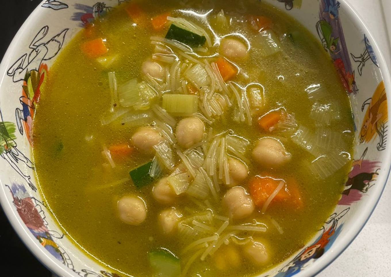 Sopa de verduras con fideos y garbanzos