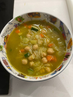 Una foto de Sopa de verduras con fideos y garbanzos