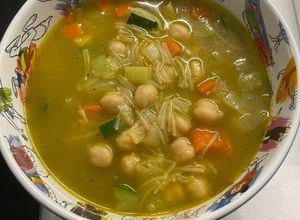 Una foto de Sopa de verduras con fideos y garbanzos