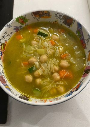 Una foto de Sopa de verduras con fideos y garbanzos