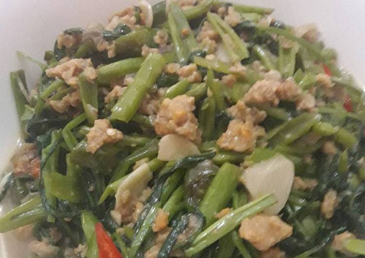 Tumis kangkung oncom