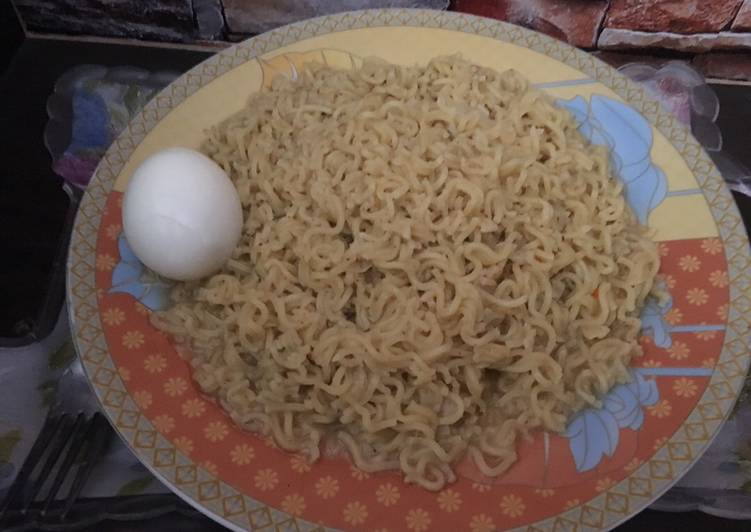 Noodles with boiled egg