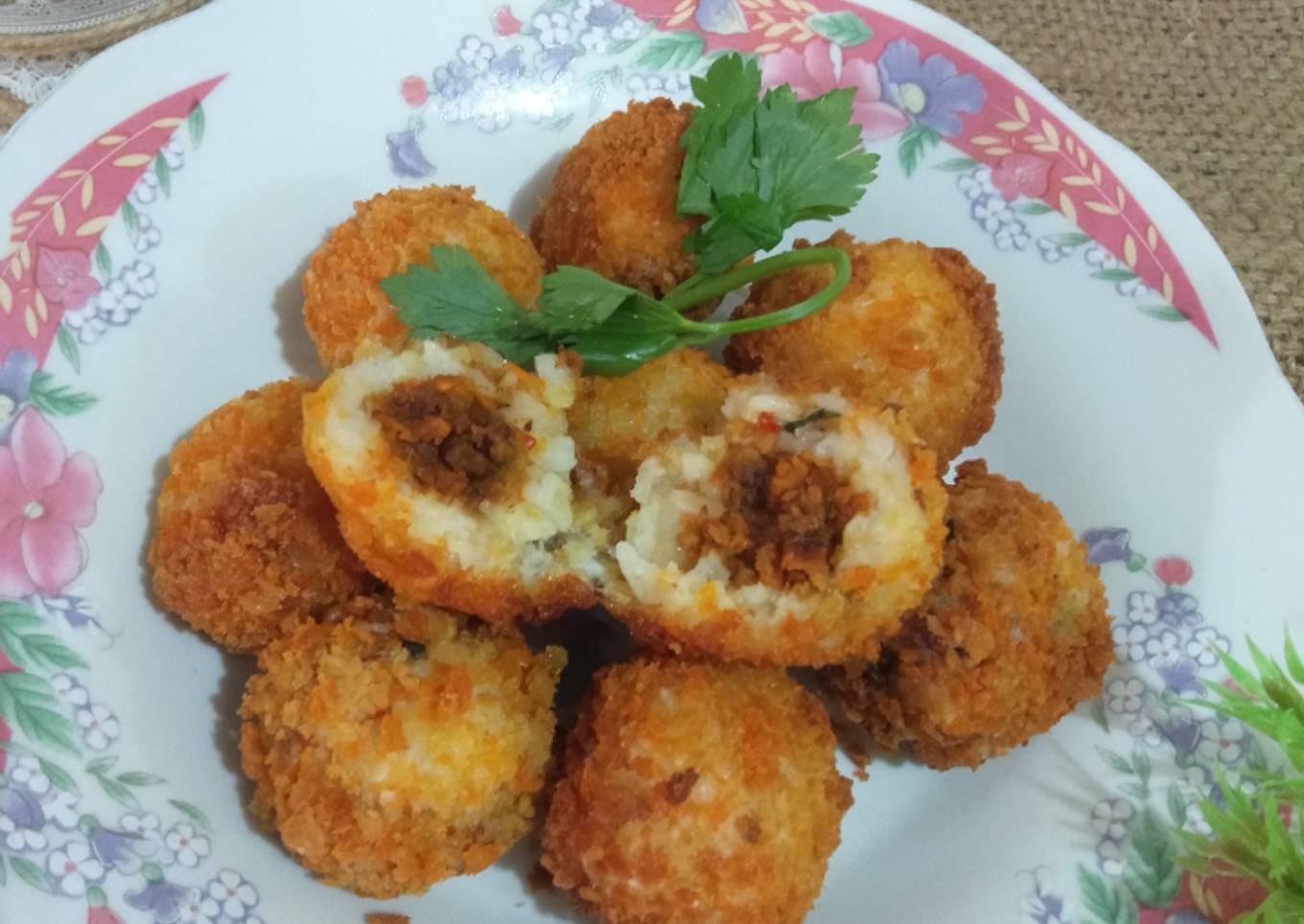 Bola-bola Nasi Isi Oncom