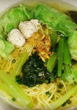 A picture of Easy Wonton Noodle Soup.