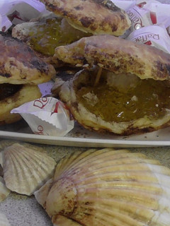 Una foto de Postre especial de conchas de hojaldre!