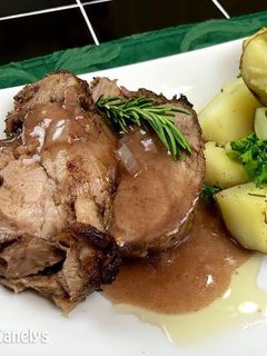 Una foto de Pierna de cordero asada con romero (al horno)