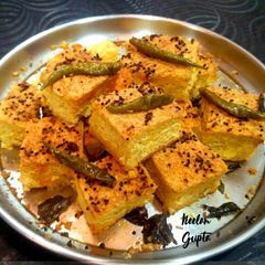 A picture of Tikha (Spicy) Dhokla.