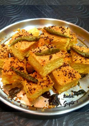 A picture of Tikha (Spicy) Dhokla.