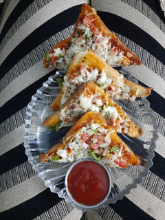 બ્રેડ પીઝા(bread Pizza Recipe in Gujarati) રેસીપી મુખ્ય ફોટો