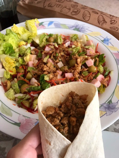 Una foto de Burritos tex-mex y ensalada. 🌮🥗