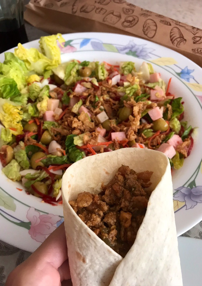 Una foto de Burritos tex-mex y ensalada. 🌮🥗