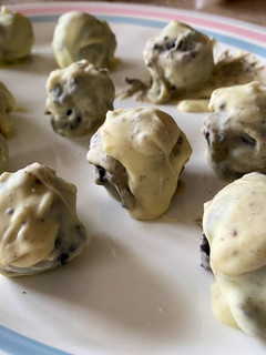 Una foto de Bolitas de oreo bañadas en chocolate blanco