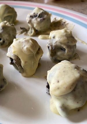 Una foto de Bolitas de oreo bañadas en chocolate blanco